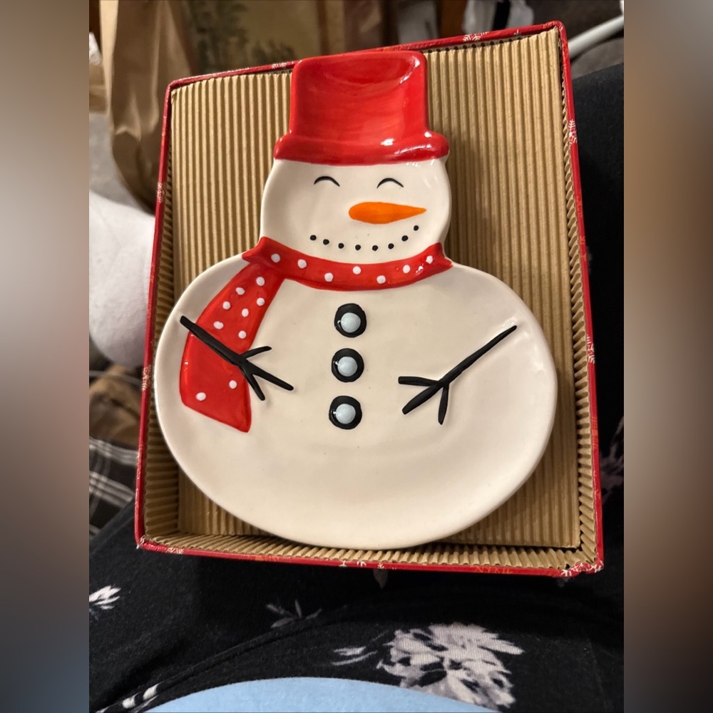 New Snowman Plate Set of 4 Red and White 8”H X6.5”W desert,salad the box is flaw